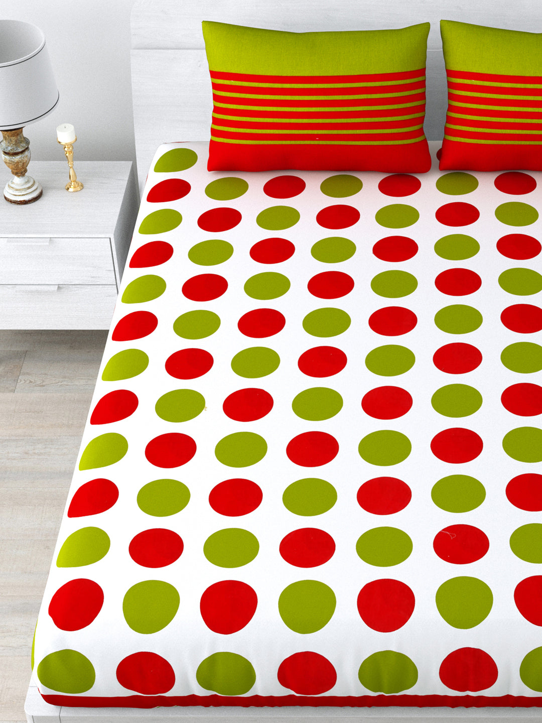 Cotton Breathable Supersoft Wrinkelfree Double Bedsheet with 2 Pillow Covers Red Green Colour